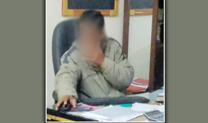 ঝালকাঠিতে অফিসে ধূমপান হিসাবরক্ষণ কর্মকর্তার!