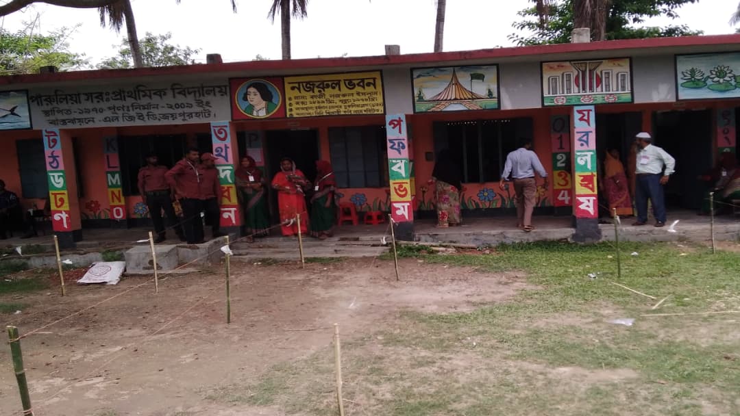 ভোটার আনার অন্যরকম প্রতিযোগিতা