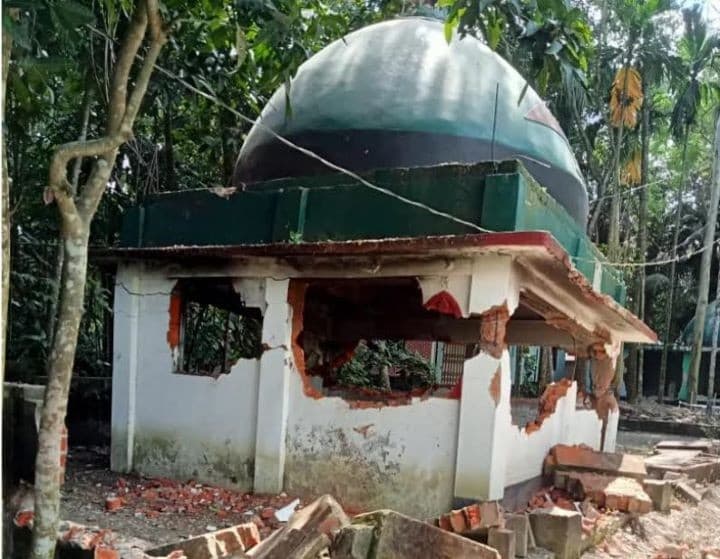 কুমিল্লায় গুঁড়িয়ে দেওয়া হলো ৮টি মাজার