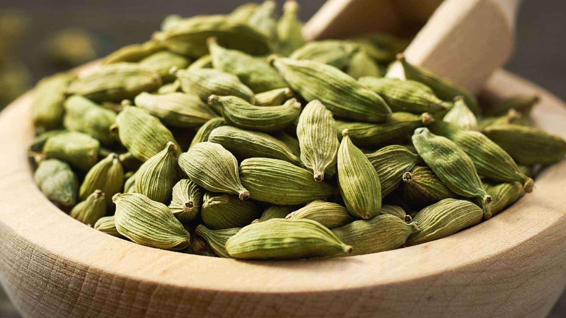 রাতে ঘুমানোর আগে এলাচ খেলে যা ঘটবে শরীরে