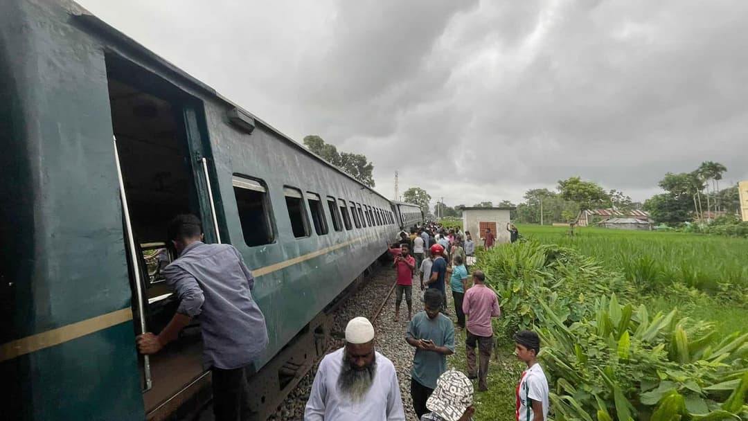 পদ্মরাগের ৬ বগি লাইনচ্যুত, লালমনিরহাট-সান্তাহার ট্রেন চলাচল বন্ধ
