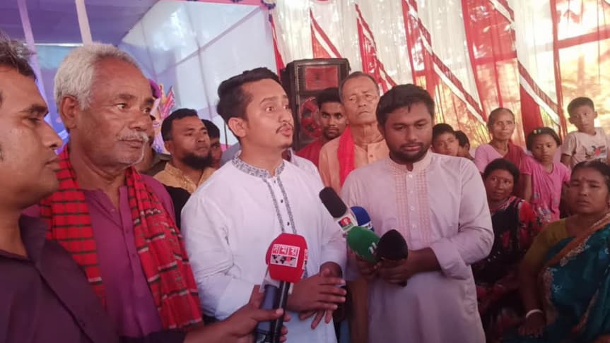 পঞ্চগড় সদর উপজেলার বিভিন্ন দুর্গামন্দির পরিদর্শন শেষে হাফিজাবাদ ইউনিয়নের হুদুপাড়া দুর্গামন্দির প্রাঙ্গণে সাংবাদিকদের সঙ্গে কথা বলেন এনসিপির উত্তরাঞ্চলের মুখ্য সংগঠক সারজিস আলম। ছবি : বাসস