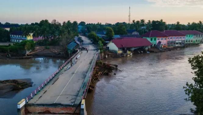 ইন্দোনেশিয়ায় বন্যায় মৃতের সংখ্যা ৪০০ ছাড়িয়েছে, শত শত মানুষ এখনো নিখোঁজ
