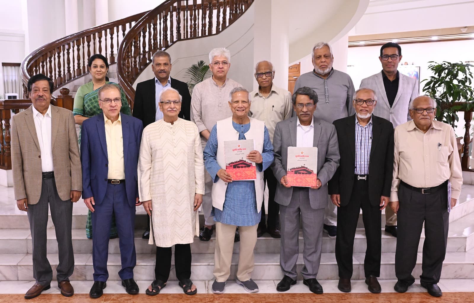 প্রধান উপদেষ্টার কাছে ‘জুলাই জাতীয় সনদ‑২০২৫’ বাস্তবায়নের সুপারিশ হস্তান্তর