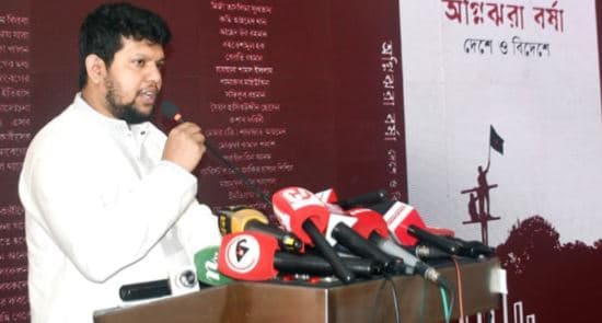 মঙ্গলবার রাজধানীর একটি হোটেলে একটি বইয়ের মোড়ক উন্মোচন অনুষ্ঠানে বিশেষ অতিথির বক্তব্য দেন তথ্য ও সম্প্রচার উপদেষ্টা মো. মাহফুজ আলম। ছবি: বাসস