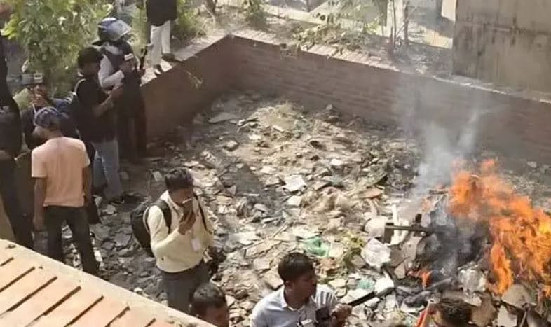 গুলিস্তানে আওয়ামী লীগ কার্যালয়ে আগুন, স্লোগানে বিক্ষুব্ধ জনতা