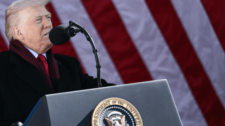 যুক্তরাষ্ট্রের ভার্জিনিয়া অঙ্গরাজ্যে ভেটেরান্স ডে’র ভাষণ দিচ্ছেন প্রেসিডেন্ট ডোনাল্ড ট্রাম্প। ছবি : এএফপি