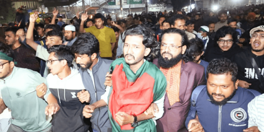 হাদির হত্যার বিচারের দাবিতে উত্তাল ঢাকা