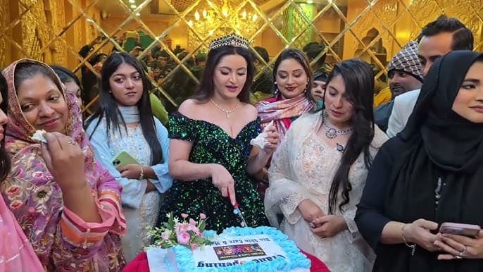 পার্লার উদ্বোধনে গিয়ে বিতর্কে পরীমণি