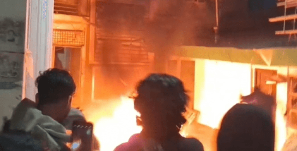 হাদির মৃত্যুতে চট্টগ্রামেও প্রতিবাদের ঝড়, নওফেলের বাসভবনে অগ্নিসংযোগ