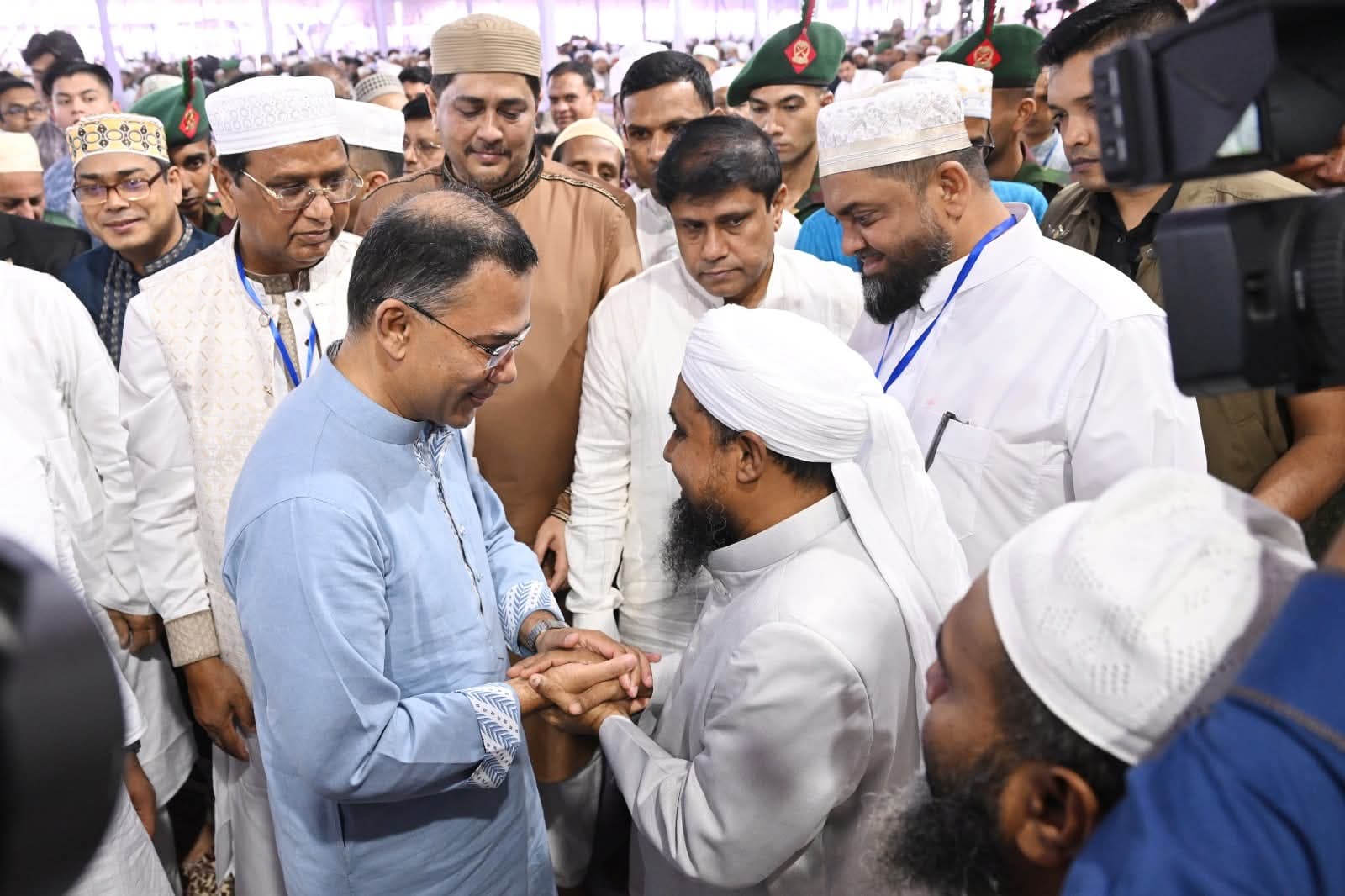 ধর্মীয় ভাবগাম্ভীর্য ও উৎসবের মধ্যদিয়ে পবিত্র ঈদুল ফিতর উদযাপিত