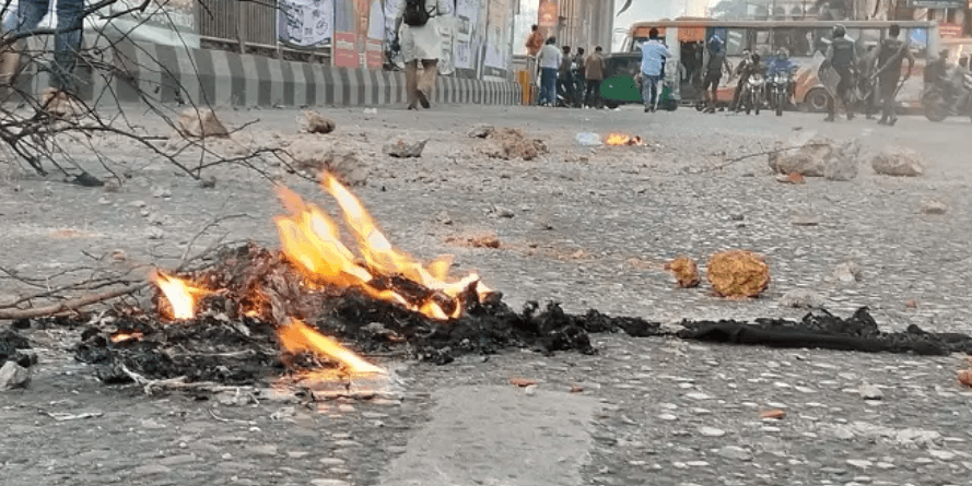 বাংলামোটরে পুলিশের সঙ্গে ইনকিলাব মঞ্চের কর্মীদের ধাওয়া-পাল্টা ধাওয়া