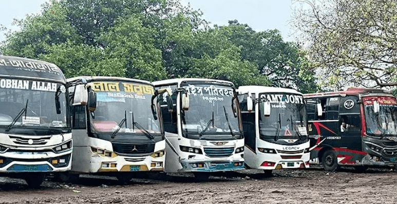 তেল সংকটে চাঁপাইনবাবগঞ্জে অর্ধেকে নেমেছে দূরপাল্লার বাস চলাচল