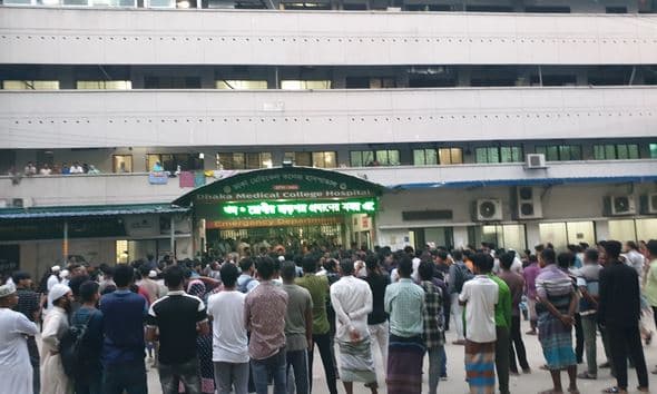 ঢামেকে ঢাবি শিক্ষার্থী ও চিকিৎসকদের সংঘর্ষ, বন্ধ জরুরি বিভাগ