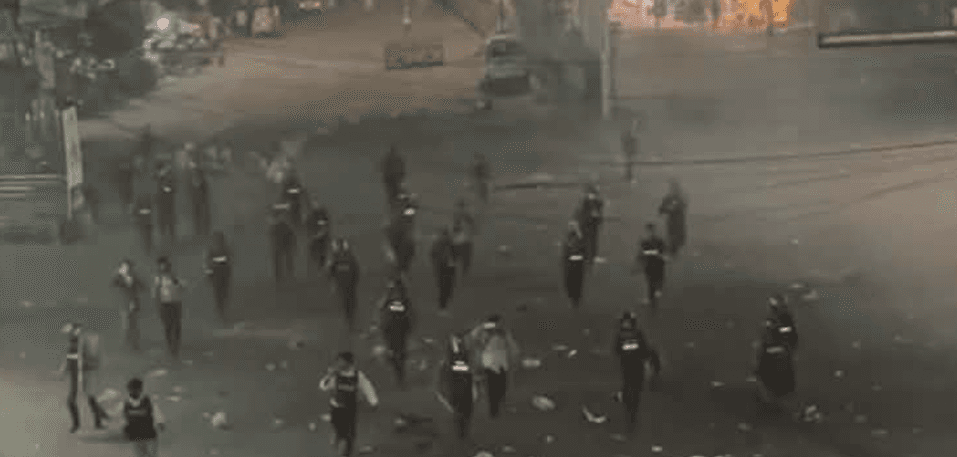 শাহবাগে পুলিশের লাঠিচার্জে ছত্রভঙ্গ আন্দোলনকারীরা