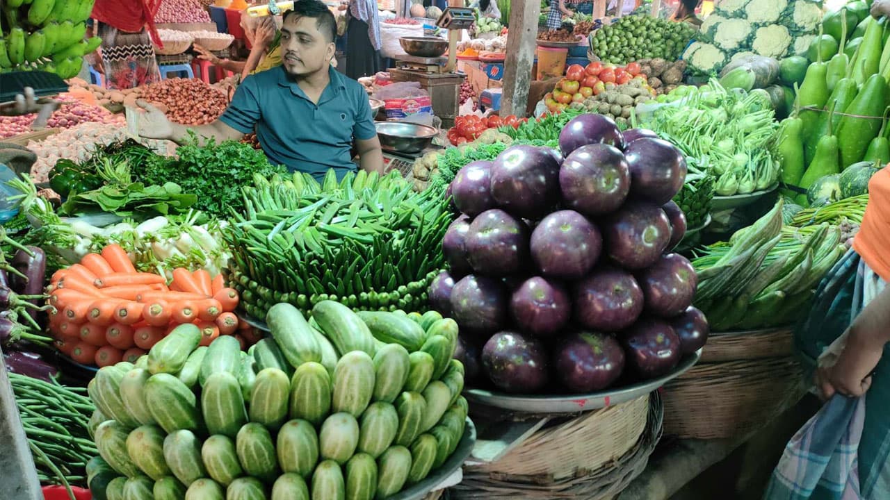 বাজারে স্বস্তি লেবু-শসায়, চড়া মুরগি ও মসলার দাম