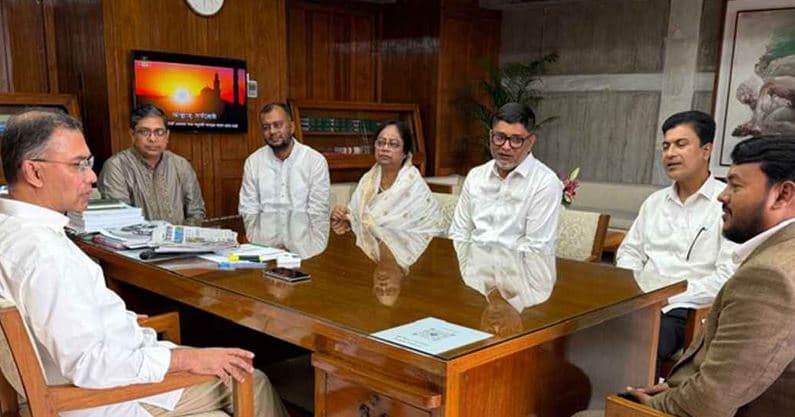 প্রধানমন্ত্রী তারেক রহমানের সঙ্গে স্থানীয় সরকার প্রতিমন্ত্রীসহ সদ্য নিয়োগপ্রাপ্ত ৫ সিটি করপোরেশনের প্রশাসকরা। ছবি: সংগৃহীত