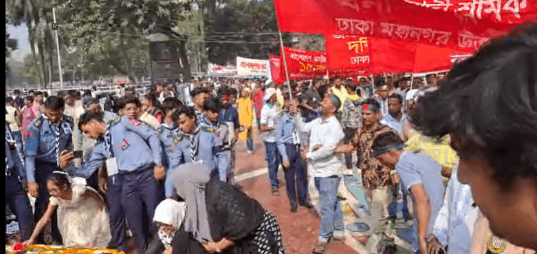 অমর একুশে শহীদ মিনারে মানুষের ঢল, ফুলে ফুলে ভরে উঠল প্রাঙ্গণ