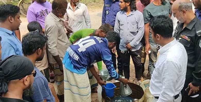পাবনায় বসতবাড়ির ড্রয়িংরুমে মিলল ‘মিনি পেট্রোল পাম্প’, জব্দ ডিজেল