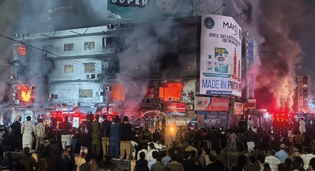 পাকিস্তানে শপিং মলে ভয়াবহ আগুন, নিহত ৫