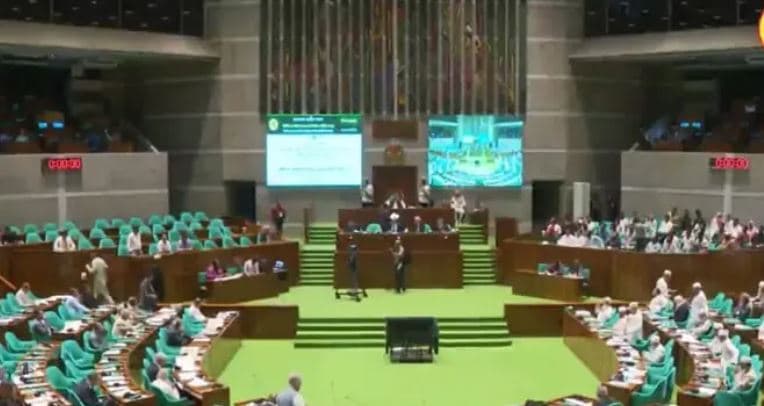 সরকারি চাকরিতে প্রবেশে বয়সসীমা ৩২ করে সংসদে বিল পাস