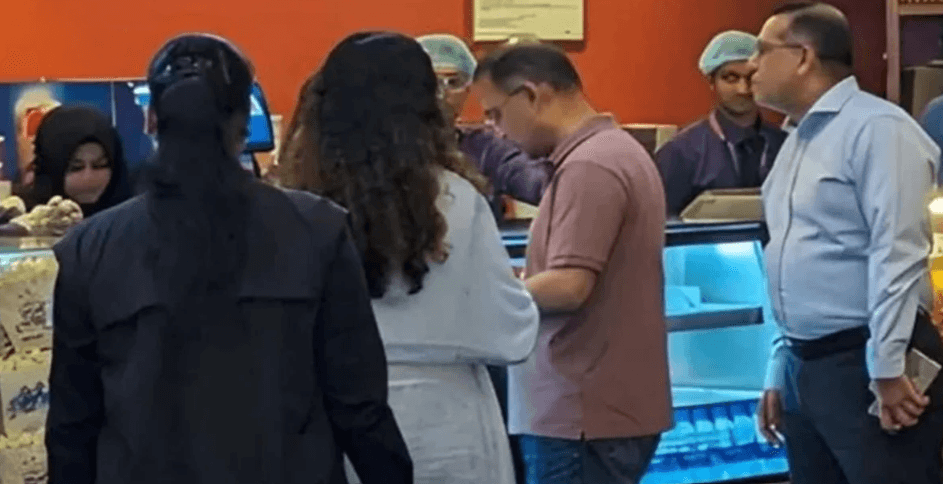 মেয়ে জাইমাকে সঙ্গে নিয়ে হলে ‘বনলতা এক্সপ্রেস’ দেখলেন প্রধানমন্ত্রী