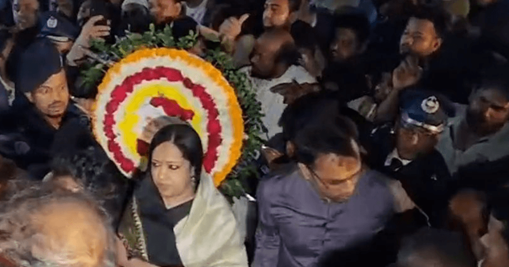 শহীদ মিনারে ফুল দিতে গিয়ে বাধার মুখে রুমিন ফারহানা, সড়ক অবরোধ