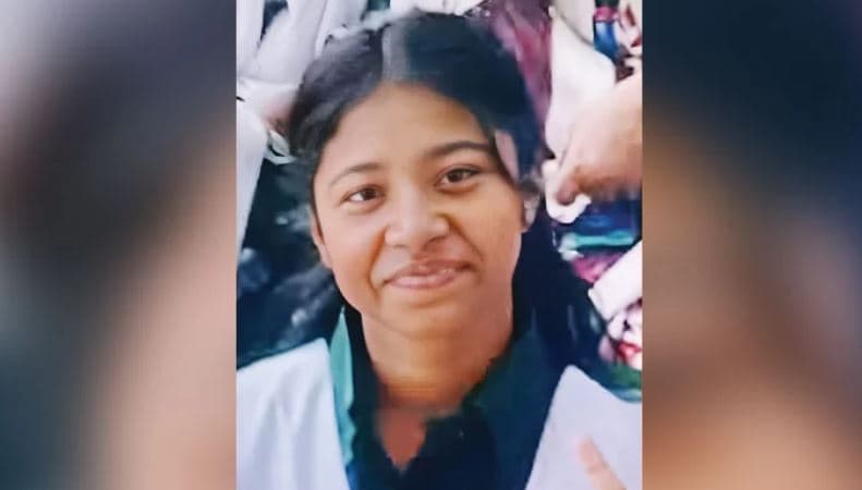 বাসার সামনে স্কুলছাত্রী শাহরিয়ার শারমিন বিন্তিকে কুপিয়ে হত্যা