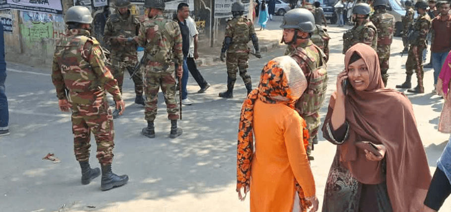 ঢাকা-১৭ আসনে এক কেন্দ্রে উত্তেজনা, নিয়ন্ত্রণে সেনাবাহিনী
