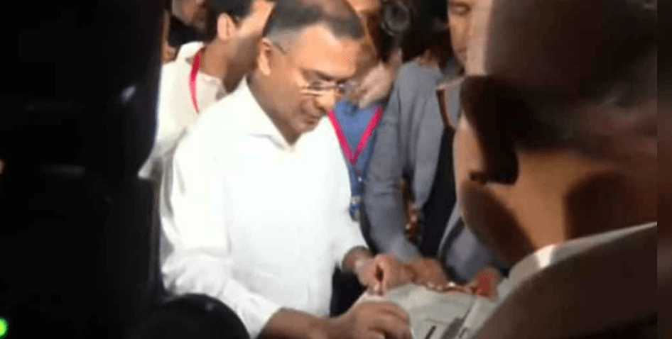 ভোট দিলেন বিএনপির চেয়ারম্যান তারেক রহমান