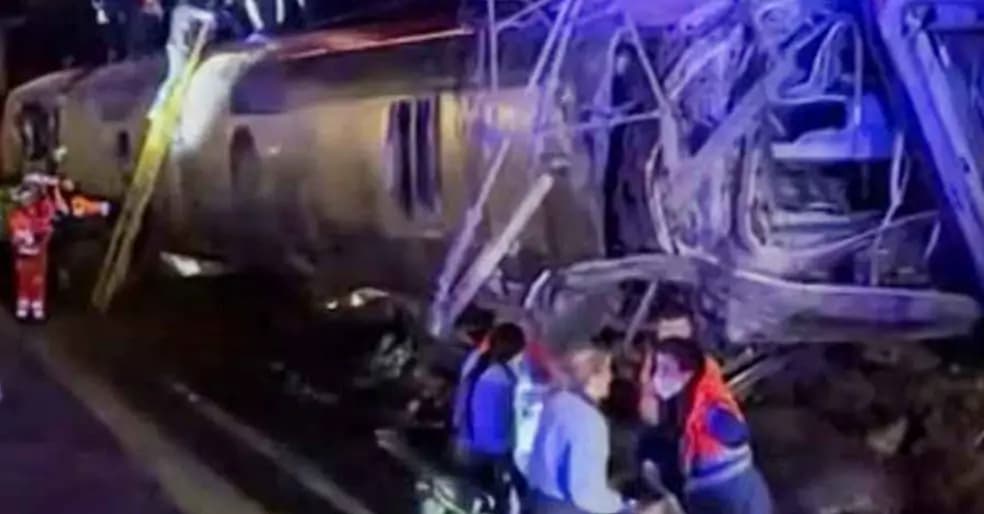 স্পেনে দ্রুতগতির দুই ট্রেনের ভয়াবহ সংঘর্ষ, নিহত ২১