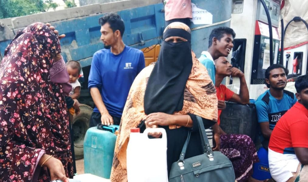 স্বামীর কাজের চাপ কমাতে তেলের লাইনে নারীরা, পাম্পে ভিড়