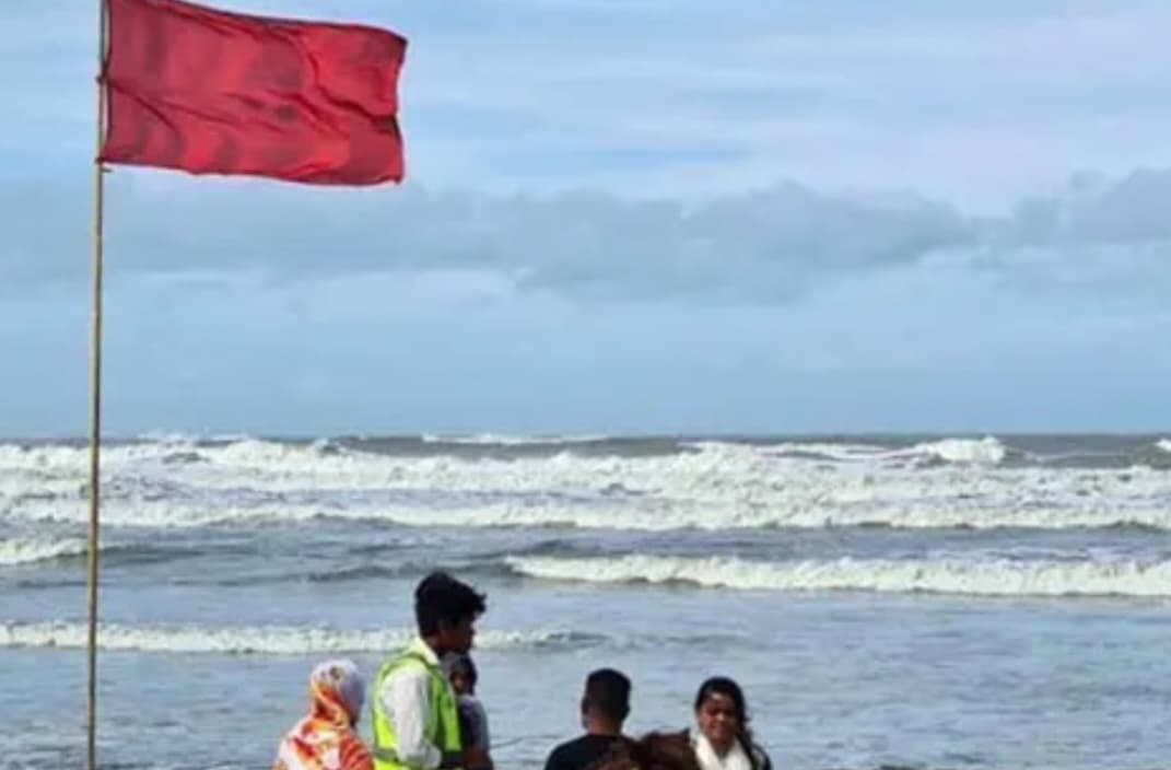 ৪ সমুদ্রবন্দরে ৩ নম্বর সতর্ক জারি