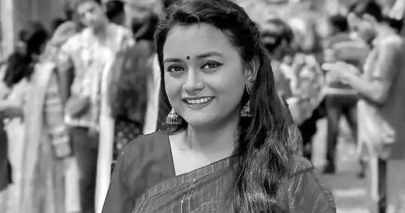 বাসা থেকে ঢাবি ছাত্রীর মরদেহ উদ্ধার, চিরকুটে শিক্ষকের নাম; হেফাজতে ২ জন