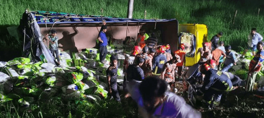 দাউদকান্দিতে চালবোঝাই ট্রাক উল্টে নিহত ৭