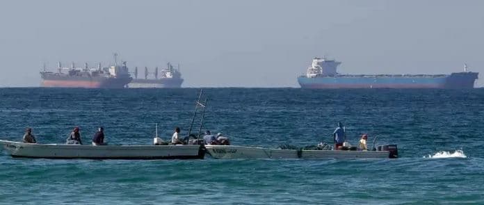 হরমুজে উত্তেজনা: ভারতীয় ট্যাংকারে ইরানের গুলি, পিছু হটলো ২ জাহাজ