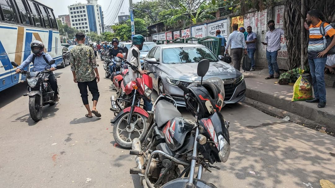 তেলের দাম বাড়লেও কাটেনি ভোগান্তি, পাম্পগুলোতে দীর্ঘ লাইন