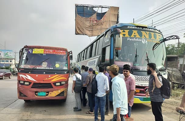 মাঝপথে তেল ফুরালো দূরপাল্লার বাসের, চরম ভোগান্তিতে যাত্রীরা