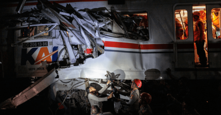 ইন্দোনেশিয়ায় ট্রেন সংঘর্ষে নিহত ৫, আটকা যাত্রীদের উদ্ধারে অভিযান অব্যাহত