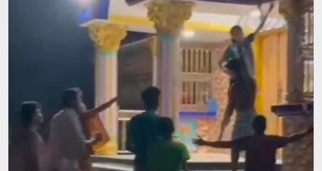 ফিল্মি স্টাইলে স্কুলছাত্রীকে বাড়ি থেকে তুলে নেওয়ার অভিযোগ, ভিডিও ভাইরাল