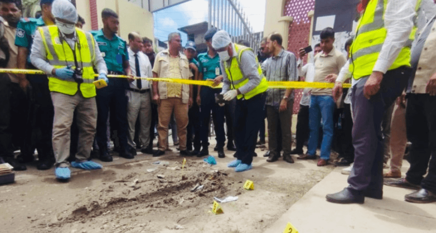 বরিশালে আদালতের সামনে বিকট শব্দে বোমা বিস্ফোরণ, আতঙ্ক