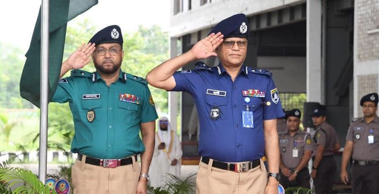 আইজিপি আলী হোসেন ফকির ও ডিএমপি কমিশনার মোসলেহ্ উদ্দিন আহমদকে নতুন পোশাকে দায়িত্ব পালন করতে দেখা যায়। সংগৃহীত ছবি।