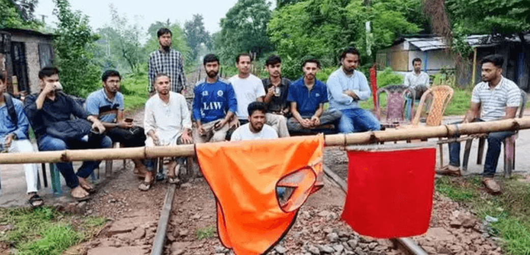 রাবি শিক্ষার্থীকে মারধরের প্রতিবাদে রেললাইন অবরোধ, বন্ধ ট্রেন চলাচল