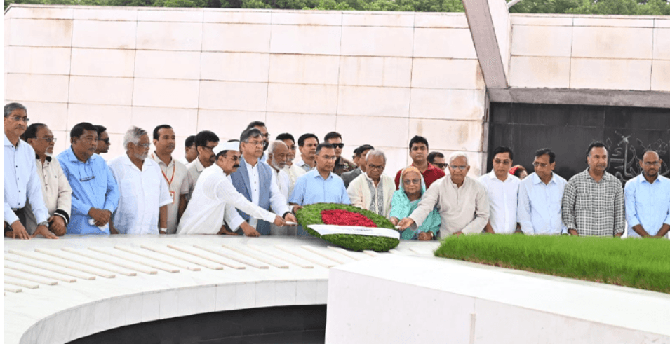 বিএনপির প্রতিষ্ঠাবার্ষিকী: জিয়াউর রহমানের সমাধিতে শ্রদ্ধা জানাতে নেতাকর্মীদের ঢল