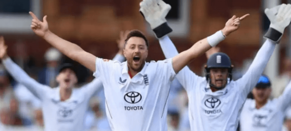 পাকিস্তানকে ১৯৪ রানে হারিয়ে সিরিজ ইংল্যান্ডের
