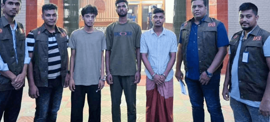 অনলাইনে পণ্য বিক্রির নামে প্রতারণা, ঝিনাইদহে গ্রেপ্তার ৩
