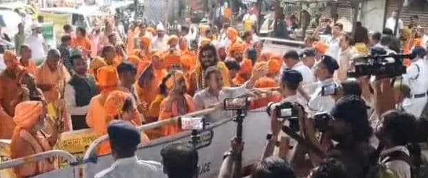 কলকাতায় বাংলাদেশ মিশন ঘেরাও, ব্যারিকেড ভাঙার চেষ্টা