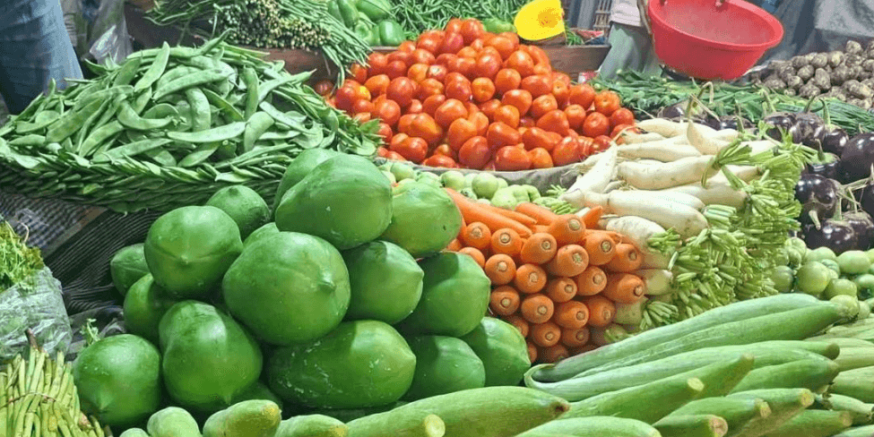 শিমের কেজি ২০০, ব্রয়লার ১৮০ টাকা, চড়া সবজির বাজার