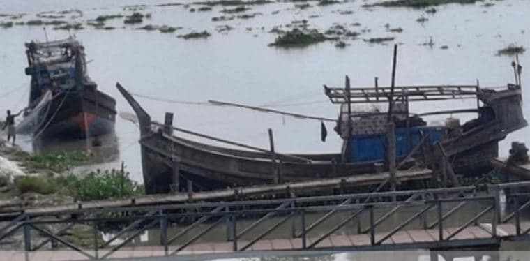 নিষেধাজ্ঞা শেষ মধ্যরাতে, সাগরে মাছ ধরতে প্রস্তুত অর্ধশতাধিক ট্রলার