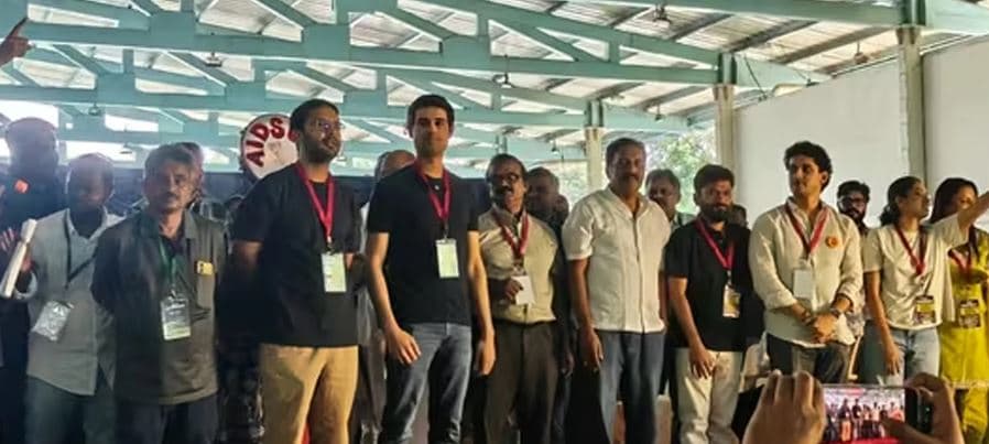 বেঙ্গালুরুতে সিজেপির বিক্ষোভে উপস্থিত ধ্রুব রাঠী-প্রকাশ রাজ
